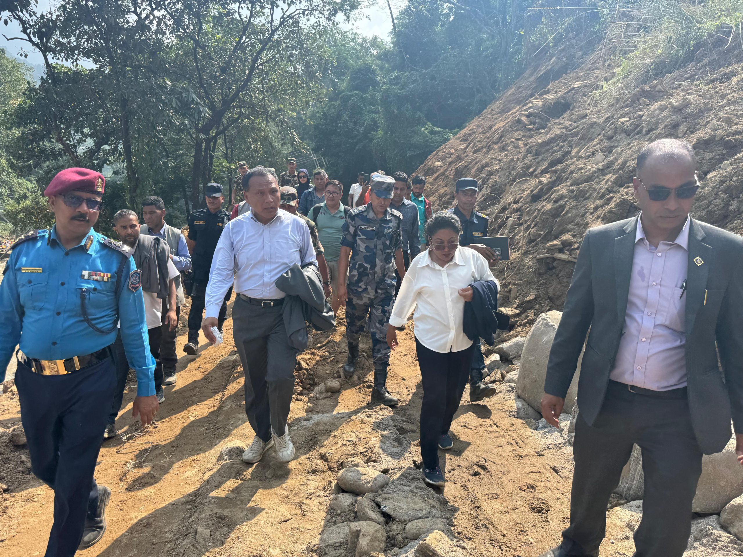 विपद् संकटग्रस्त क्षेत्र ईलामको स्थलगत निरिक्षणमा पुगे मन्त्री घिसिङ