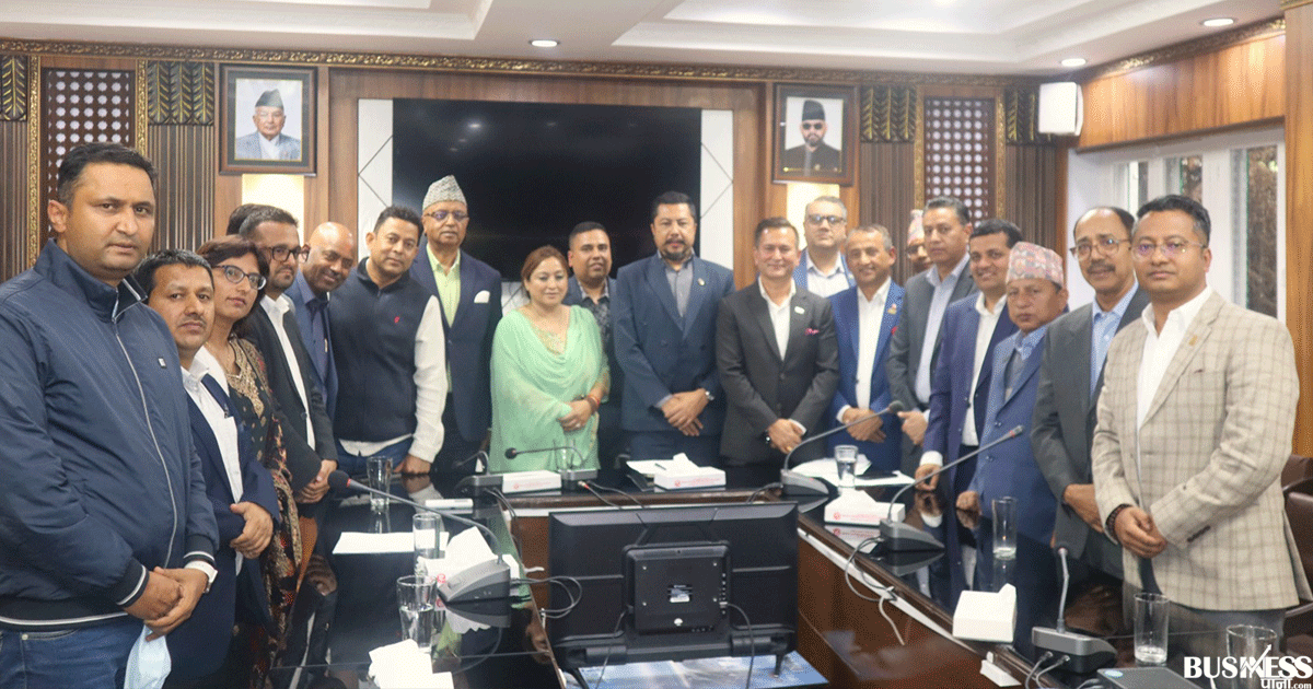 इप्पानले भेट्यो उर्जामन्त्री, नियामकहरुले सहजीकरण भन्दा पनि दुख दिएर रमाएको गुनासो
